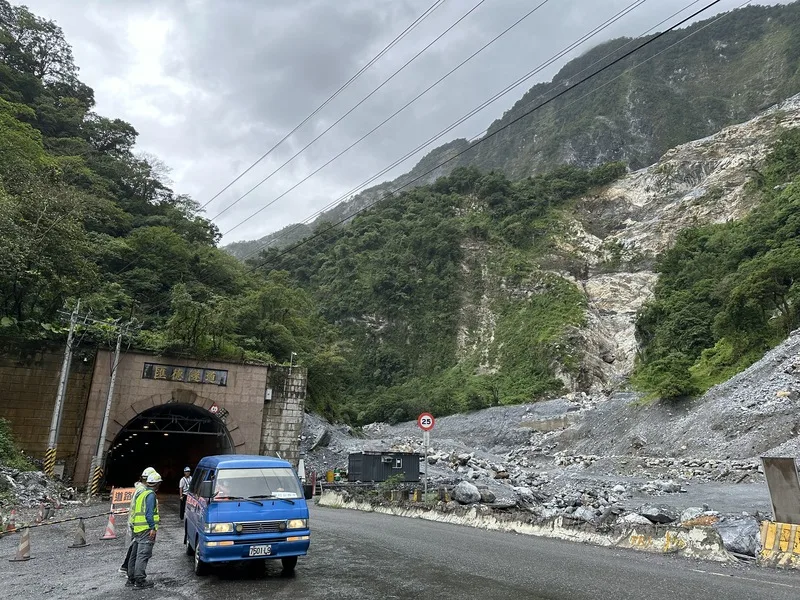 蘇花公路因0403地震及去年凱米颱風災害及後續強降雨影響,造成台9線和仁至崇德路段多處邊坡崩塌及土石流災情,工務段全力搶災;其中匯德隧道北口161.3K石公溪土石流公路局加強治理。中央社