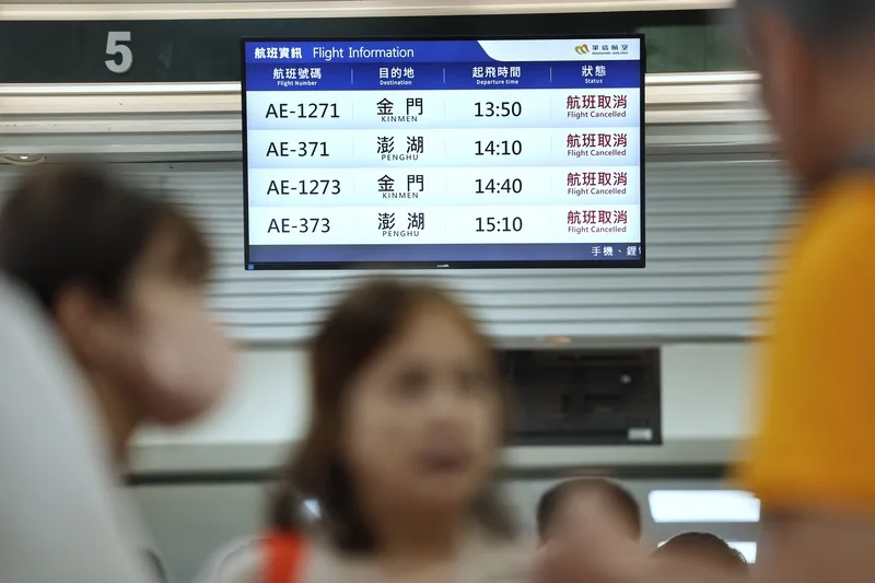 颱風樺加沙襲台,除了22日停飛花東航班外,立榮航空及華信航空再宣布22日中午過後,台灣本島往返離島航班取消,圖為台北松山機場國內線櫃檯,電子看板國內線航班全部取消。中央社