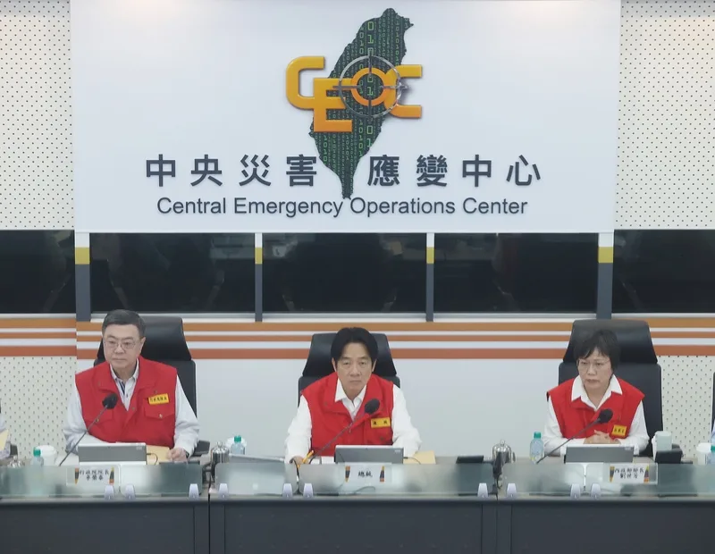 颱風樺加沙襲台,22日中午暴風圈觸及恆春半島陸地,總統賴清德(中)下午偕同行政院長卓榮泰(左)視察中央災害應變中心。右為內政部長劉世芳。中央社