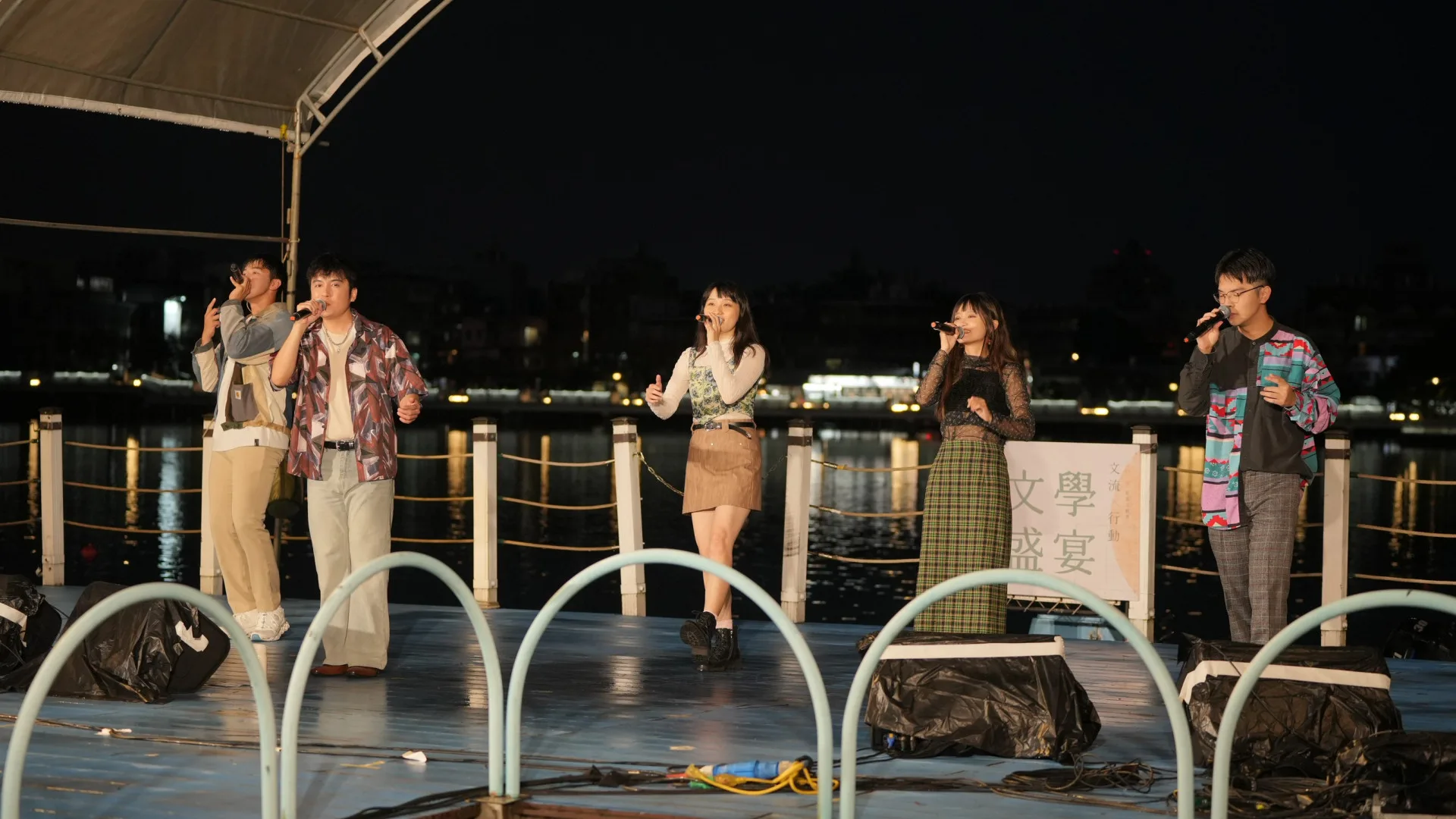 留聲樂團以融合古典與流行的人聲表演，以《魯冰花》曲目帶民眾重回客家文學記憶。桃園市政府提供
