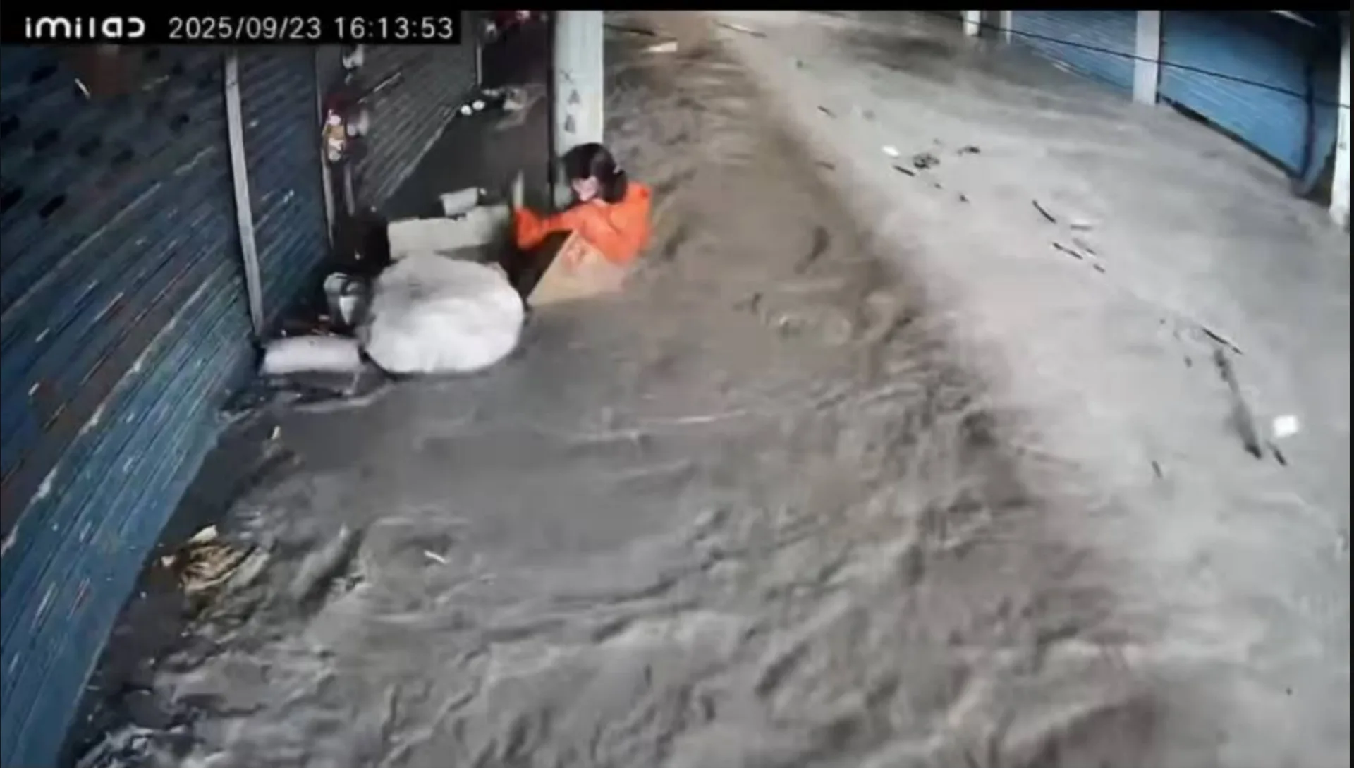 馬太鞍溪堰塞湖溢流，大水灌進光復鄉，一名婦人受困在光復市場。