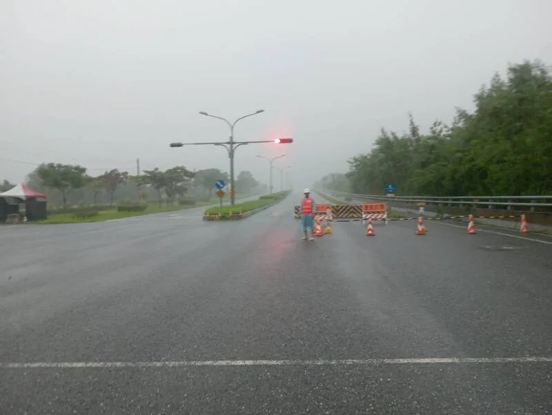 馬太鞍溪上游堰塞湖估23日午前溢流，公路局在台9線馬太鞍溪橋南北端等3處先封閉車道，南、北各開放一車道供通行。公路局提供