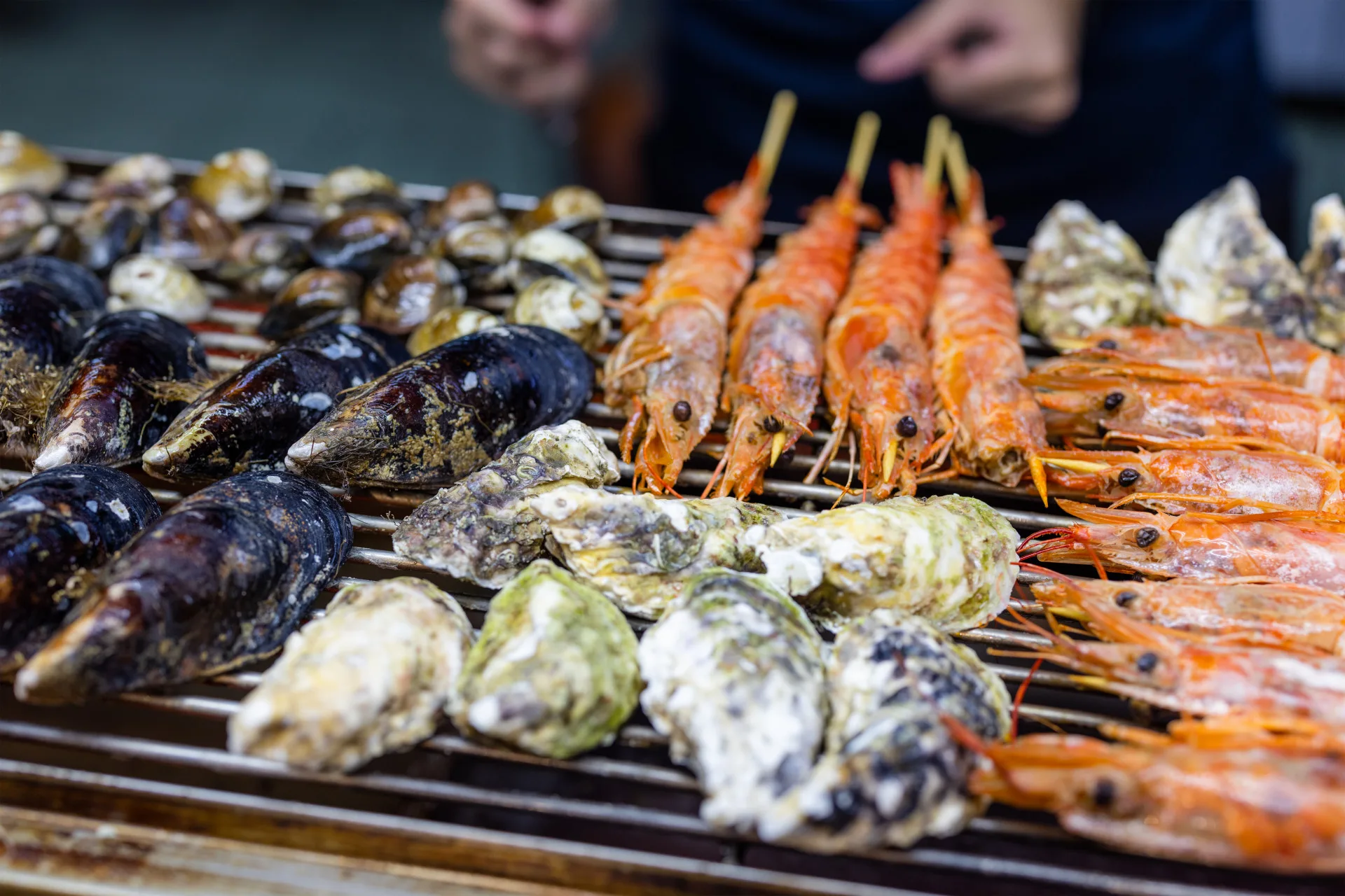 動物性食物當中，魚及海鮮（如：透抽、小管、文蛤、蝦等近海漁貨），脂肪含量比家禽、家畜較低，屬於較低熱量且低碳排放量的食材。示意圖。資料圖源envato