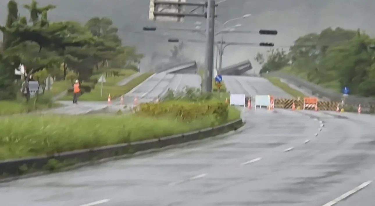 馬太鞍溪堰塞湖溢流，沖斷馬太鞍溪橋。