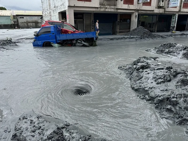 花蓮縣馬太鞍溪堰塞湖23日溢流，大水沖進鄰近鄉鎮，24日光復鄉敦厚路持續有淤泥與泥水，災民無奈，不知從何清理。中央社