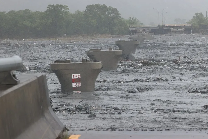 花蓮縣馬太鞍溪堰塞湖溢堤,大量洪水沖斷馬太鞍溪橋。圖為24日上午陣雨不斷,馬太鞍溪泥水滾滾、圖為光復鄉端斷橋。中央社