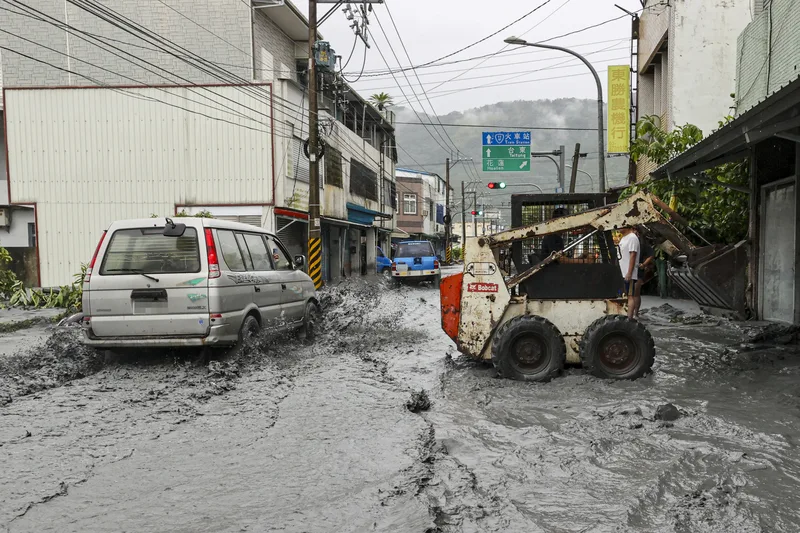 花蓮馬太鞍溪堰塞湖溢流，洪水沖斷橋梁，光復鄉部分地區淹水災情嚴重。圖為24日光復市區街道一片狼藉。中央社