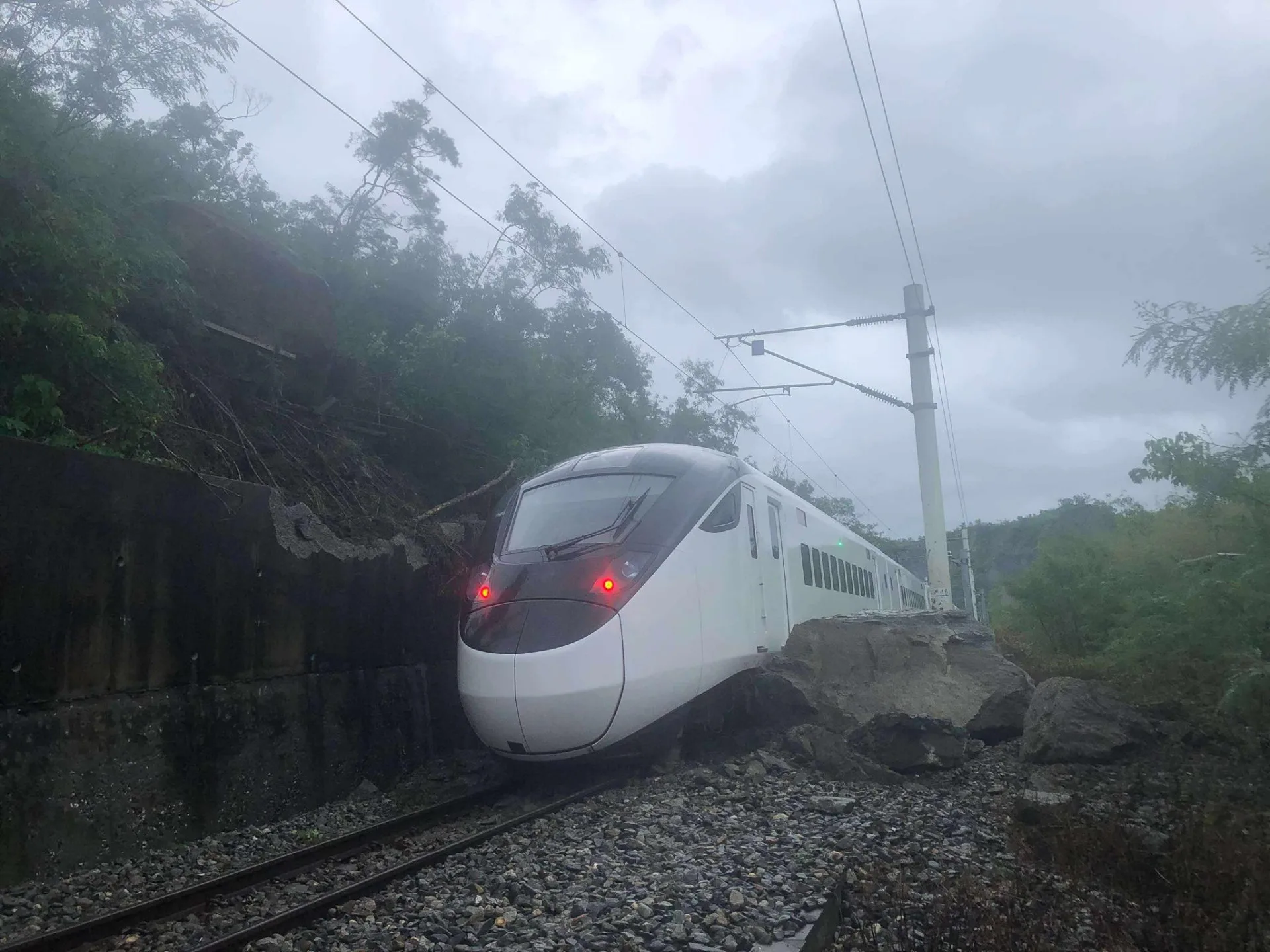 423次新自強號在山里到鹿野間撞擊土堆，列車兩軸出軌。