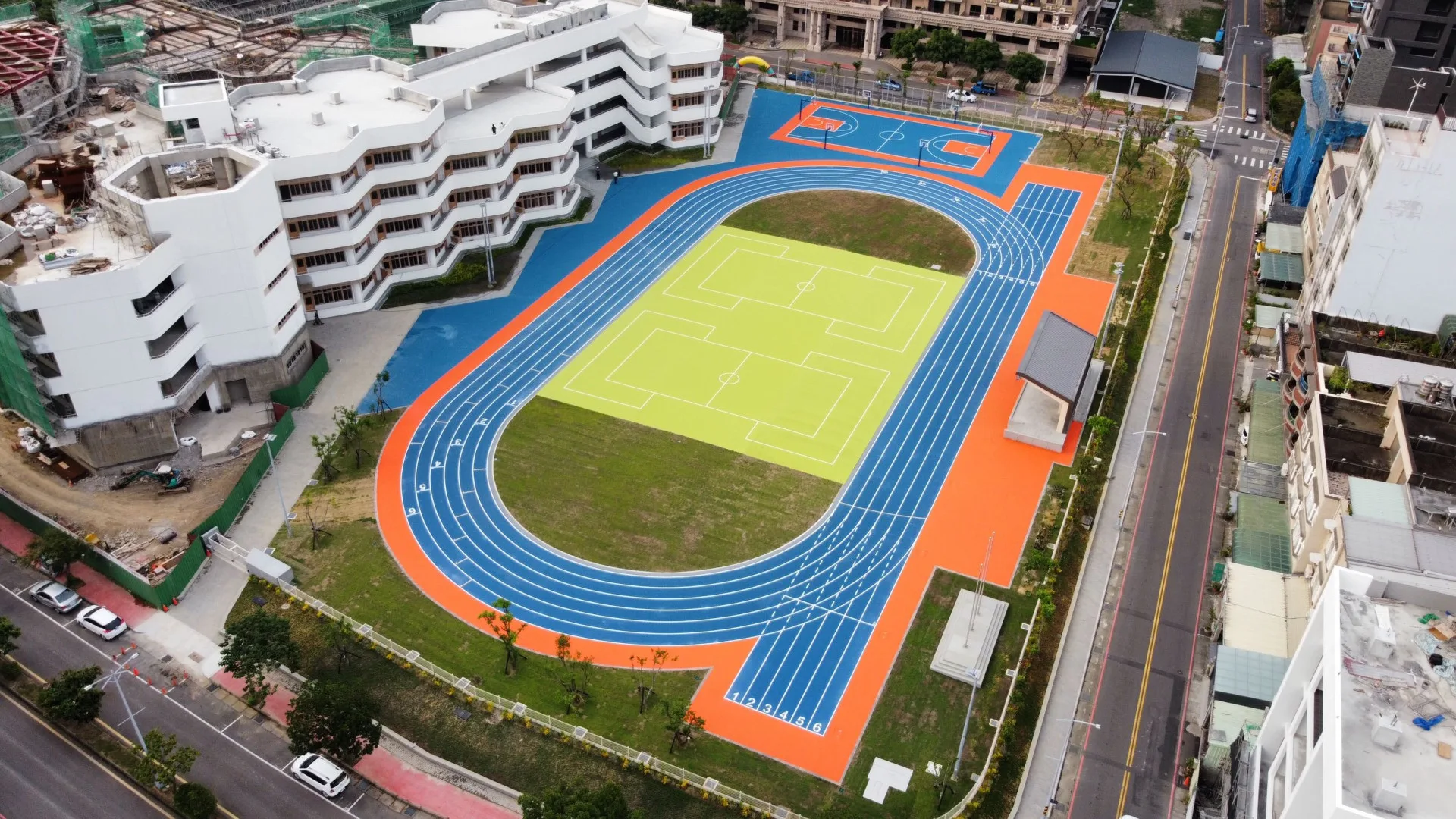 文興國小一期運動場全景，提供學生安全的戶外活動空間。竹縣府提供