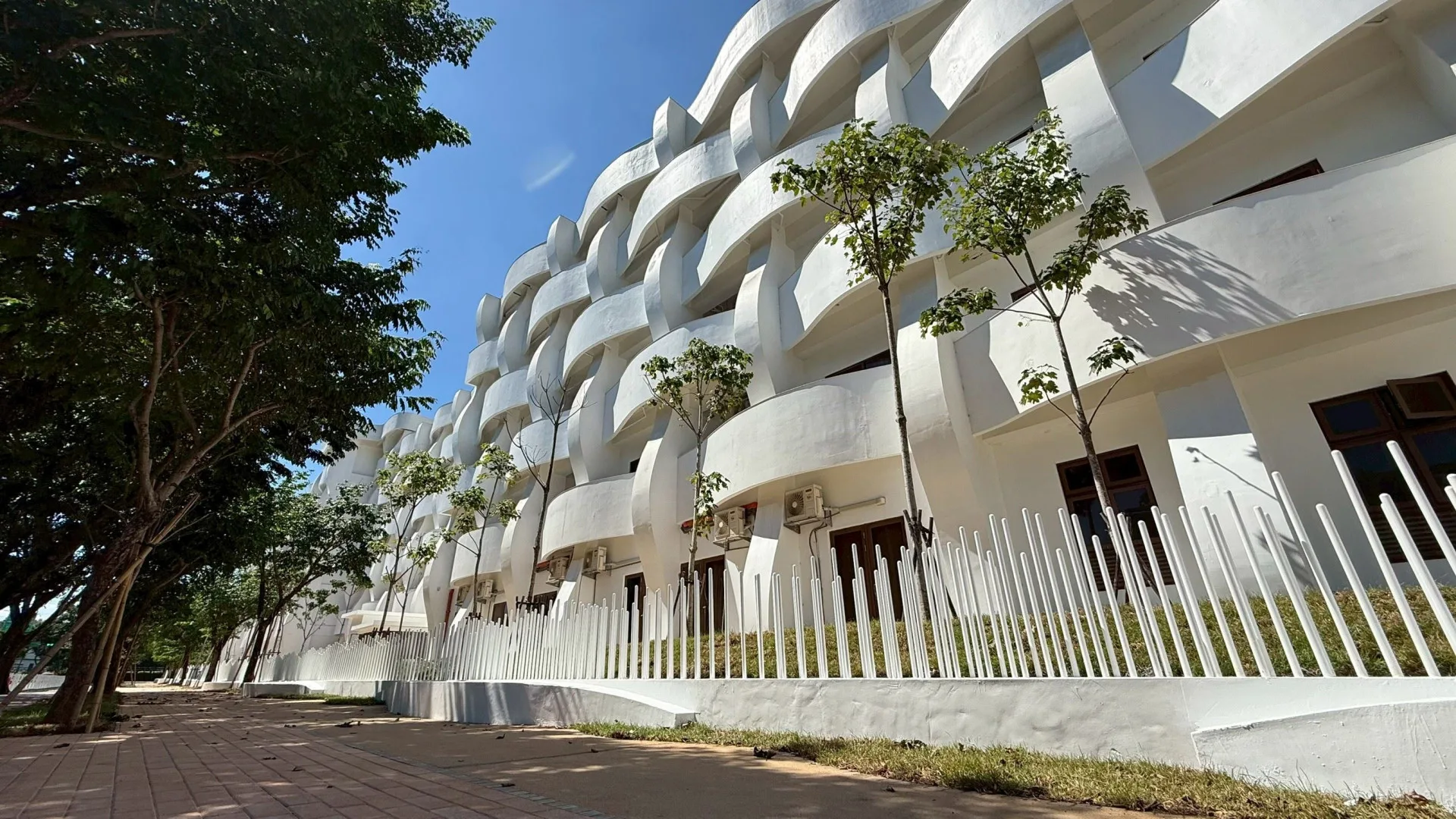 文興國中校舍外觀，新建校舍現代化設計。竹縣府提供