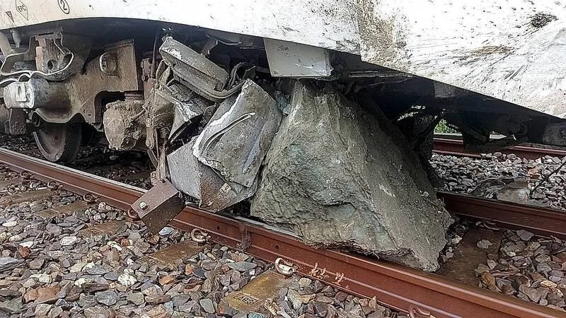台鐵新自強號撞擊土堆兩軸出軌　山里至鹿野間不通