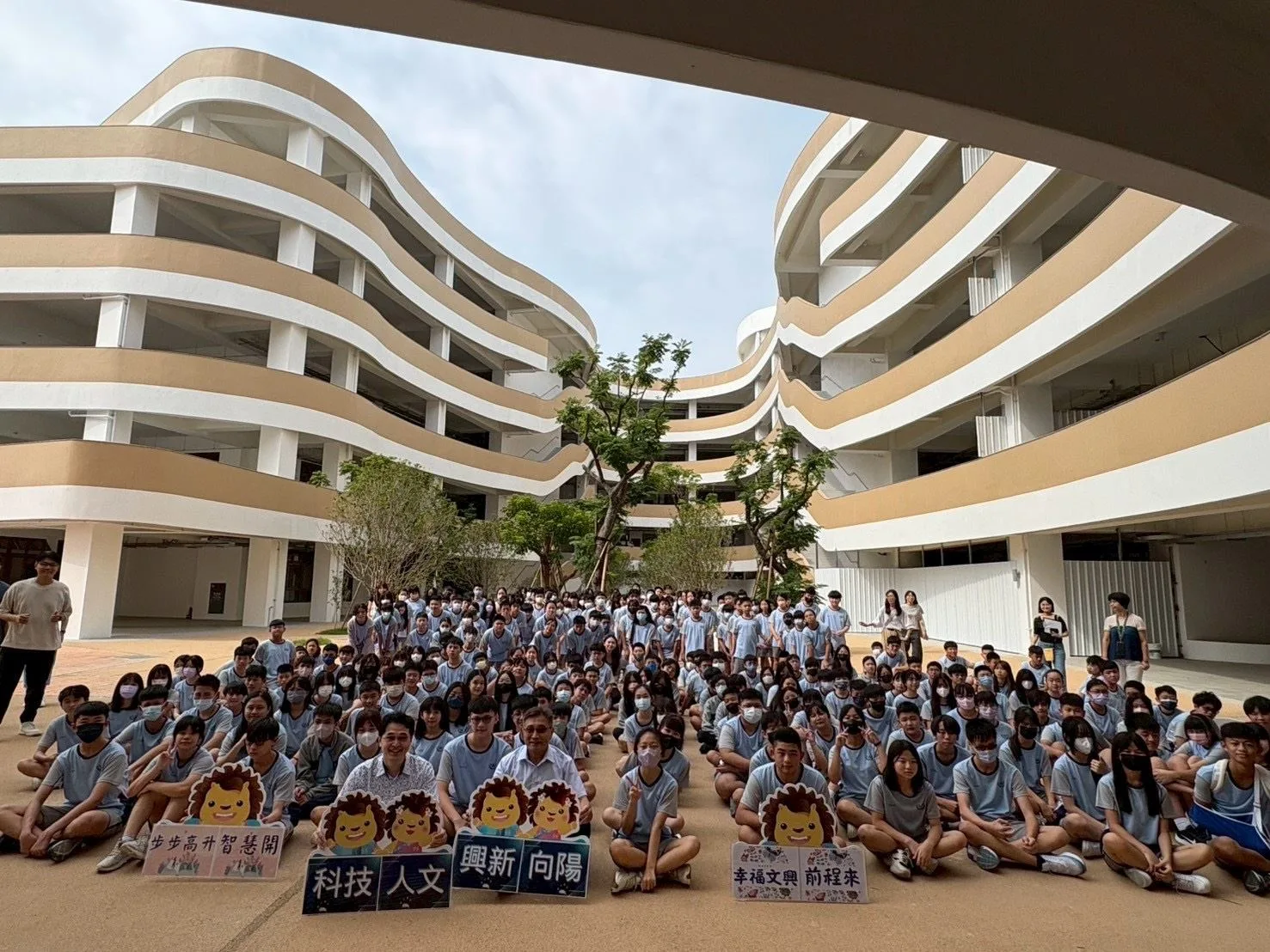 文興國中第二期校舍交付，國一、國二學生陸續入學。竹縣府提供