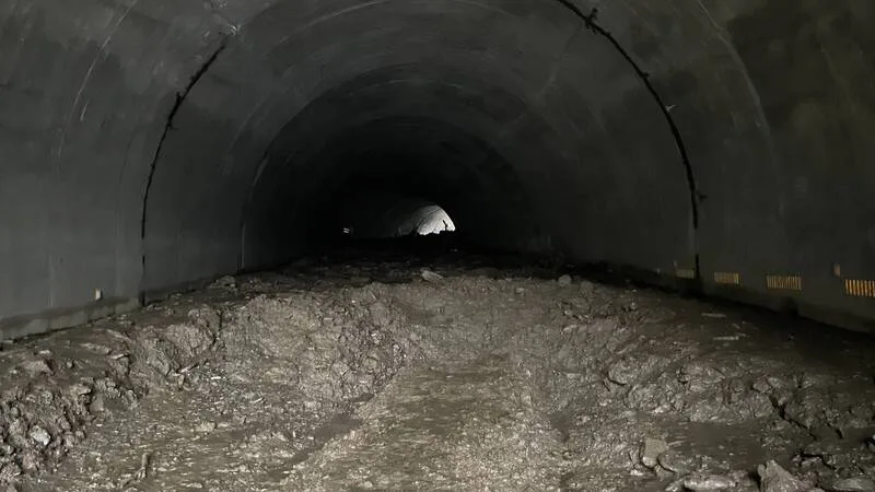 南橫公路台東端向陽至初來段多處坍方及土石流,彩霞隧道灌入泥漿與土石,整個路段預計25日傍晚搶通。關山工務段提供