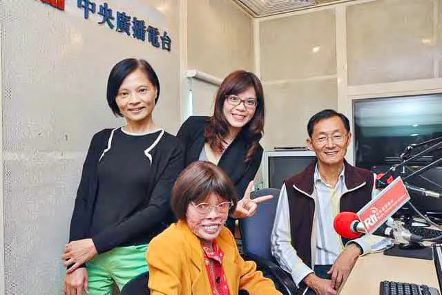 江光大曾6次邀請「穿山甲人」張四妹上節目,是他最敬佩的生命鬥士。後左一、二是主持人劉玉嬌、許千蕙。江光大提供