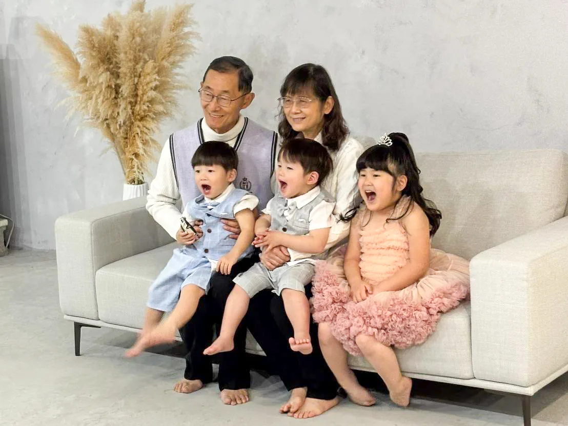 江光大、丁香艷夫婦與三位外孫子女合影,享含飴弄孫之樂。江光大提供