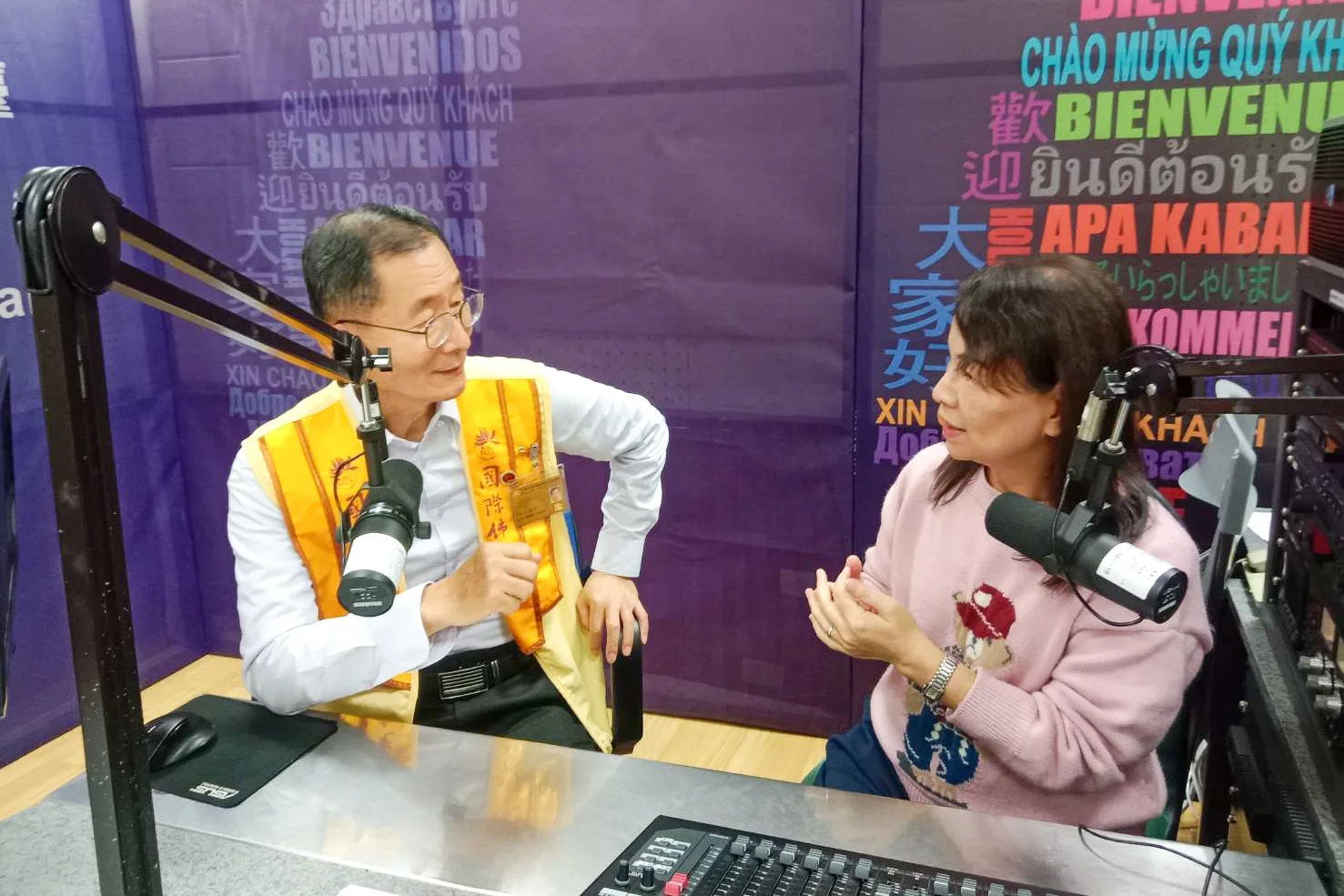江光大擔任佛光會台北分會會長,接受接他中央廣播電台導播的黃玉美訪問。江光大提供