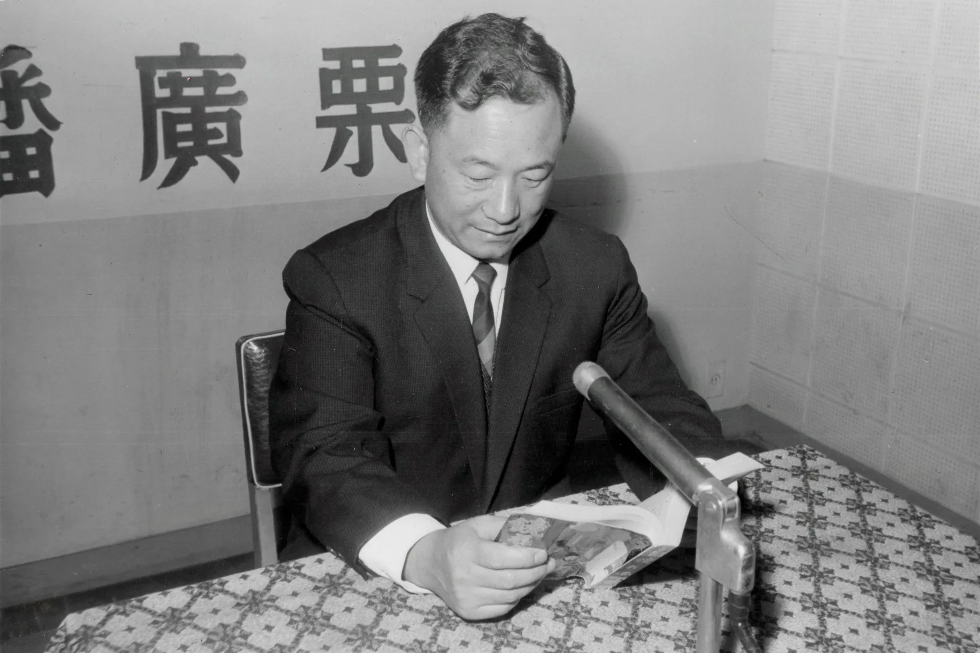 江平成開啟台灣客語廣播先河,年輕時在中廣苗栗台主持講古節目,早年蔣經國、李登輝總統的「除夕夜話」春節賀詞,客語也由他錄製,後再由兒子江光大接棒。彭文銘、江光大提供