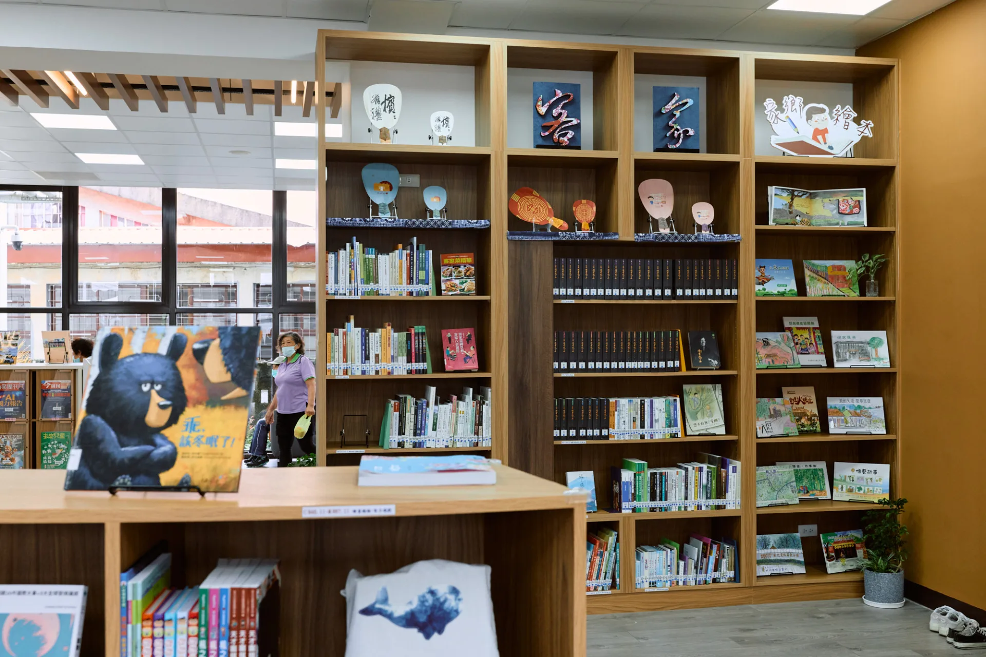 長治鄉立圖書館24日翻新啟用，內部設有客家作家專區與客家文史專區。客家委員會提供