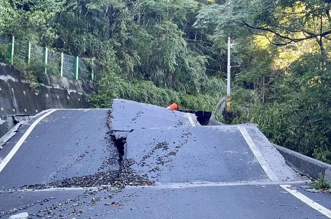 樺加沙颱風在台東出現災情，海端鄉霧鹿村及利稻村處於斷路、斷電、斷網。翻攝自伍麗華FB