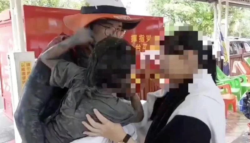 屏東縣消防局搜救人員切開鐵皮屋頂時,聽到6歲女童的回應「我在這裡」,搜救人員都很振奮,6歲女童獲救後,送到指揮中心後搜救人員將女童交給女童母親。