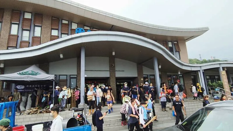 花蓮光復鄉因馬太鞍溪堰塞湖溢流災情嚴重,民間單位發起前進災區志工召募。台鐵26日起開放花蓮至光復站區間自強號站票。中央社