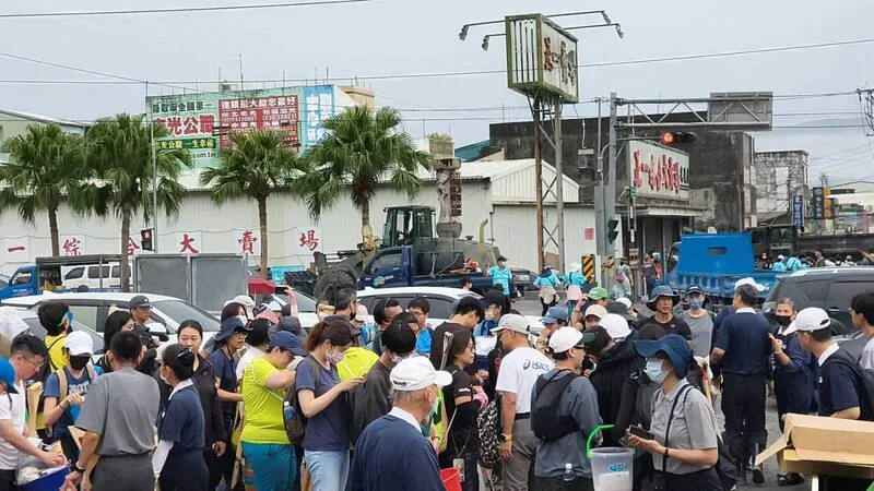 花蓮光復鄉因馬太鞍溪堰塞湖溢流災情嚴重,民間單位發起志工協助災民清理家園,26日上午光復火車站前出現大量志工。中央社