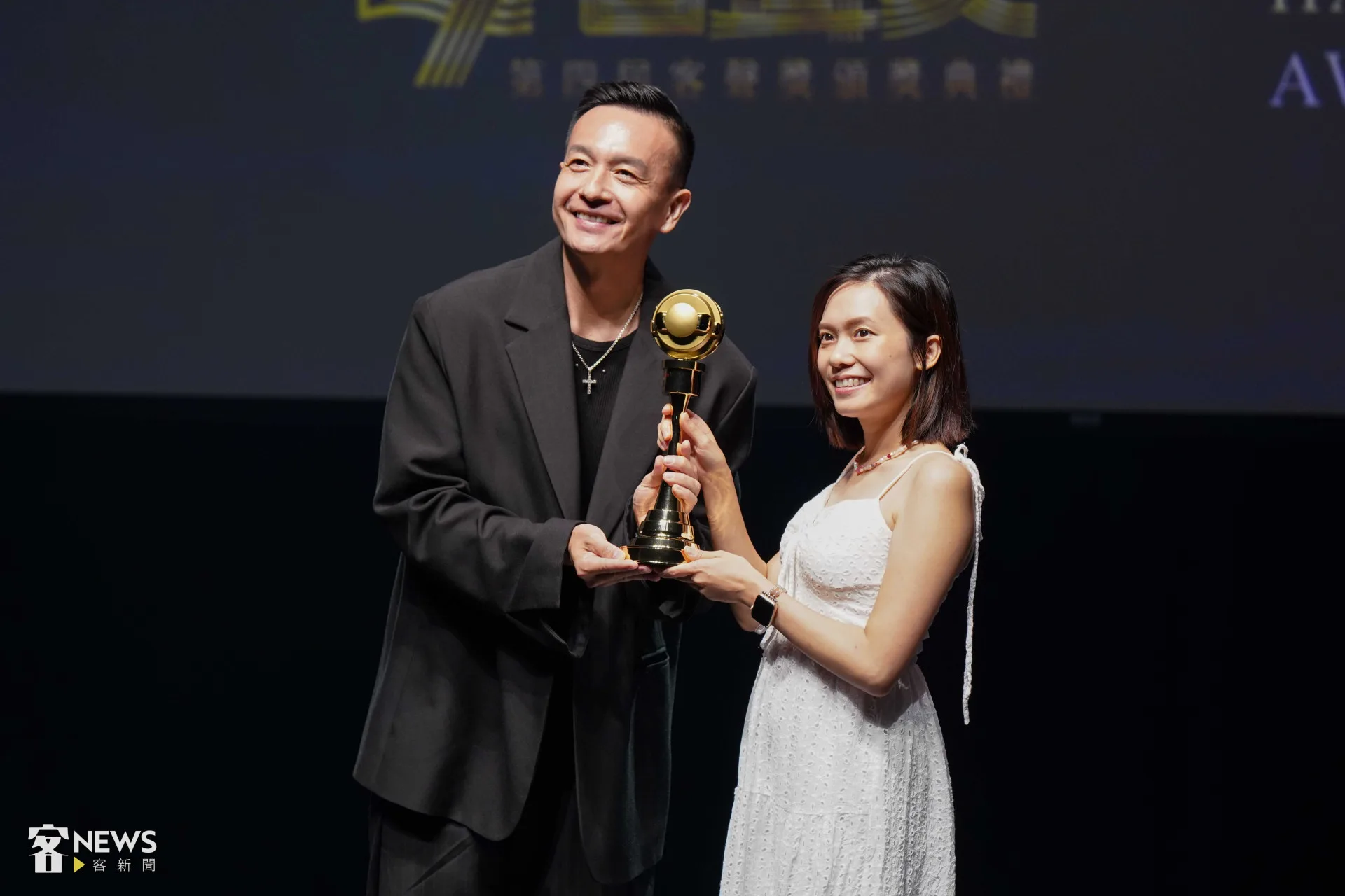《日日系好日》主持人曾止妤從小鐘手中接過獎盃。李台源攝