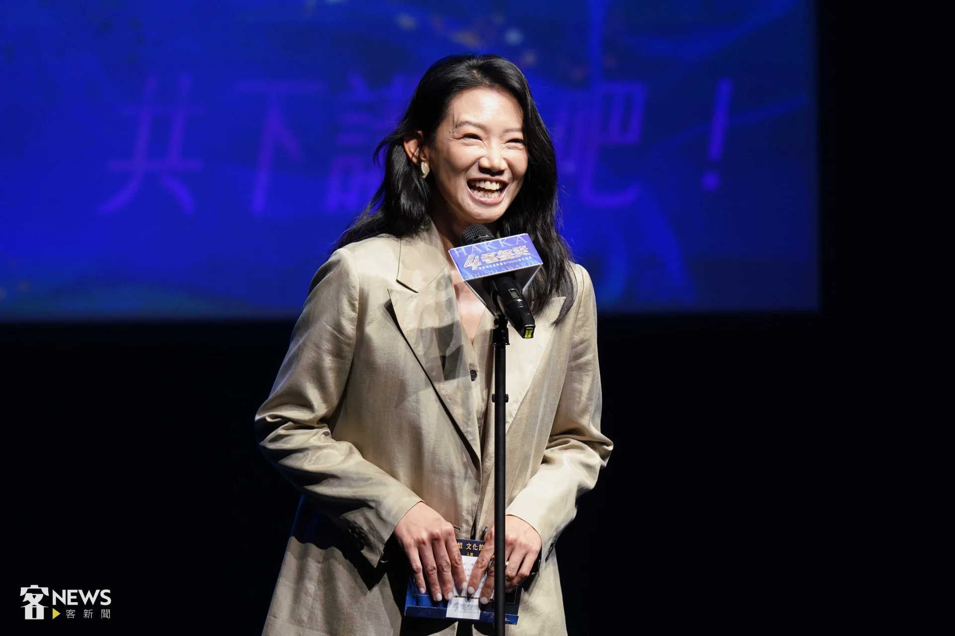 金鐘影后吳奕蓉擔任客聲獎廣播組的頒獎人。李台源攝
