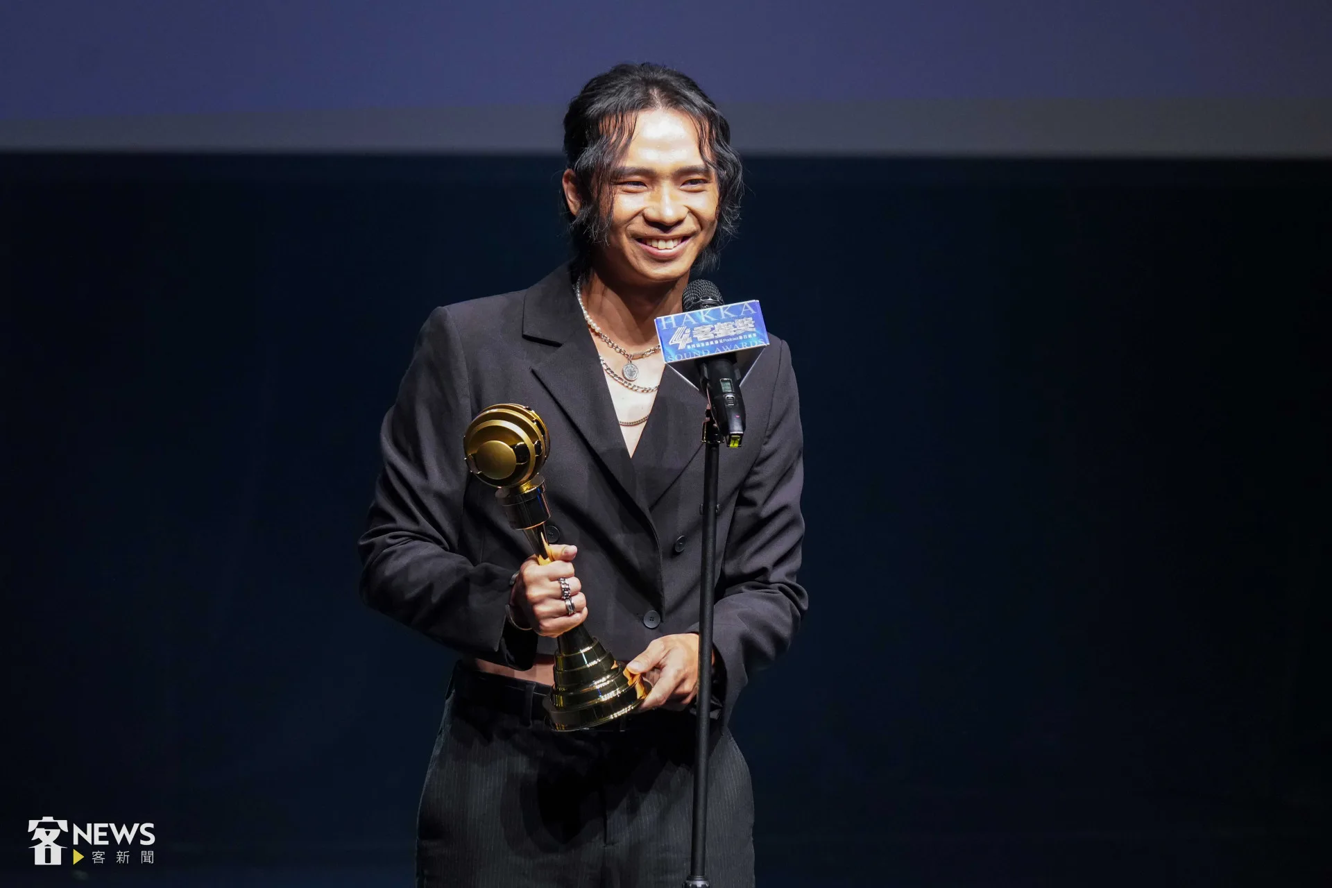 音樂人龔德（圖）與黃玉美主持的《Open Hakka打開客家》獲得客聲獎廣播組生活風格節目獎，龔德特別感謝黃玉美帶著他製作廣播節目，讓他有全新的視野看客家。李台源攝