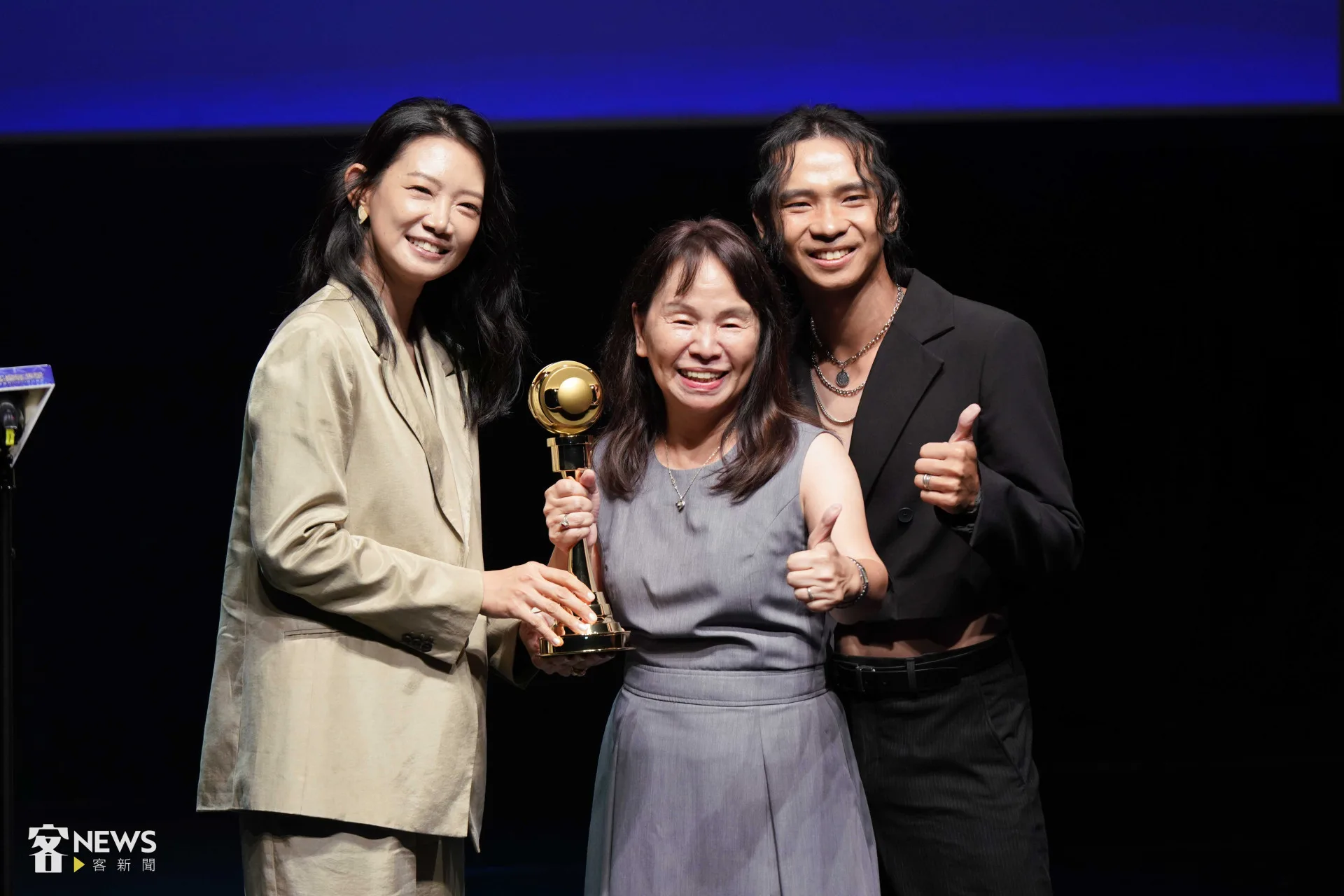 龔德（右）、黃玉美（中）榮獲客聲獎最佳主持人獎，從頒獎人吳奕蓉（左）手中接過獎盃。李台源攝