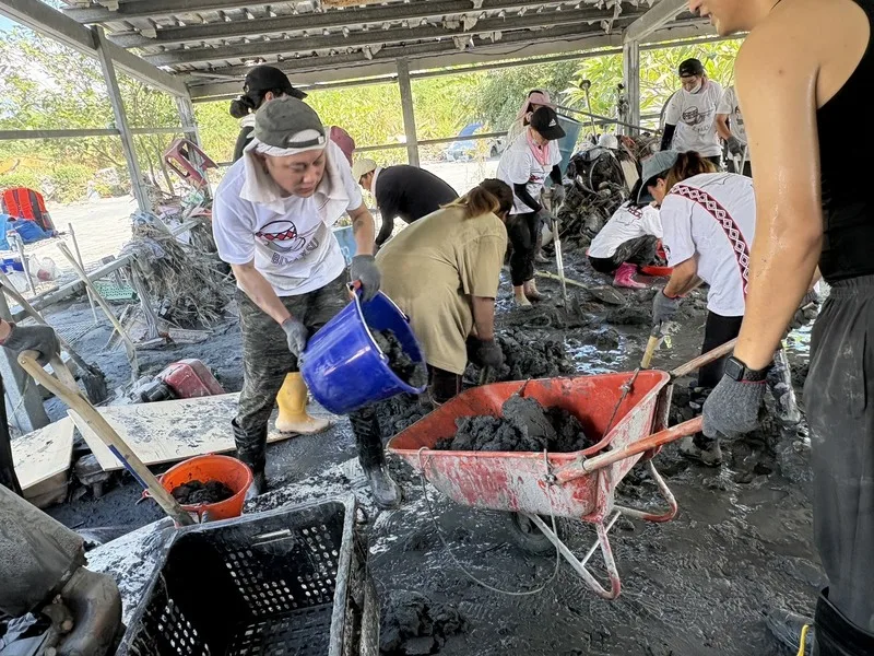 花蓮馬太鞍溪堰塞湖溢流重創光復鄉，「鏟子超人」成了當地最美風景；其中更有0403地震受災戶號召志工團到災區幫忙。圖為佛祖街附近的農機具行，眾人協助將淤泥運出。宋育騰提供
