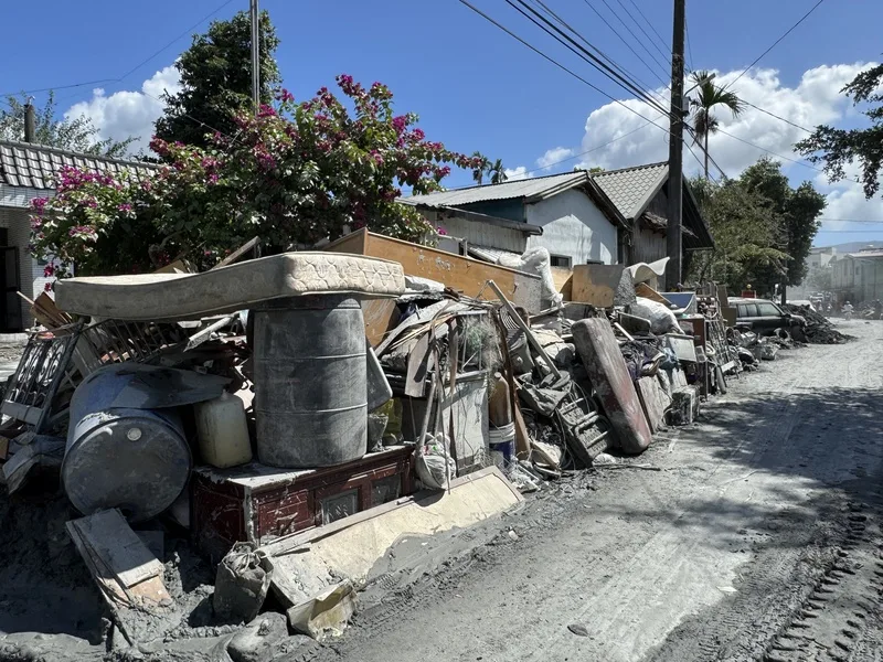 花蓮馬太鞍溪堰塞湖溢流,造成光復地區1500多戶民宅積滿淤泥,已完成1085戶清理,目前還有約430戶待清。中央社