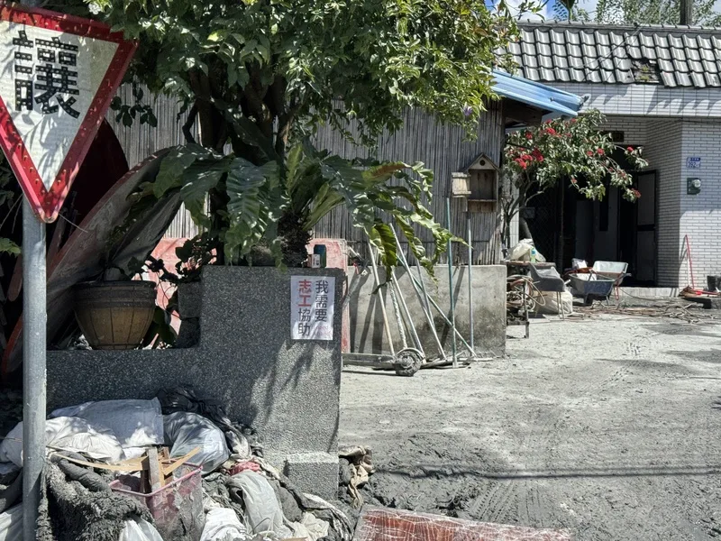 花蓮馬太鞍溪堰塞湖溢流,造成光復地區1500多戶民宅積滿淤泥,已完成1085戶清理,目前還有約430戶待清。中央社