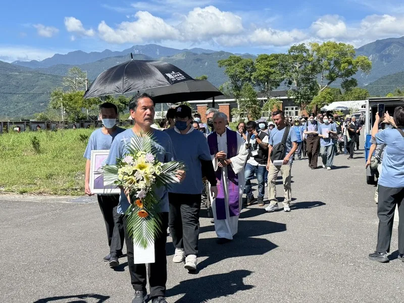 花蓮馬太鞍溪堰塞湖溢流造成18死6失聯,30日宗教團體辦頭七法會,也有罹難者家屬舉行告別式。中央社