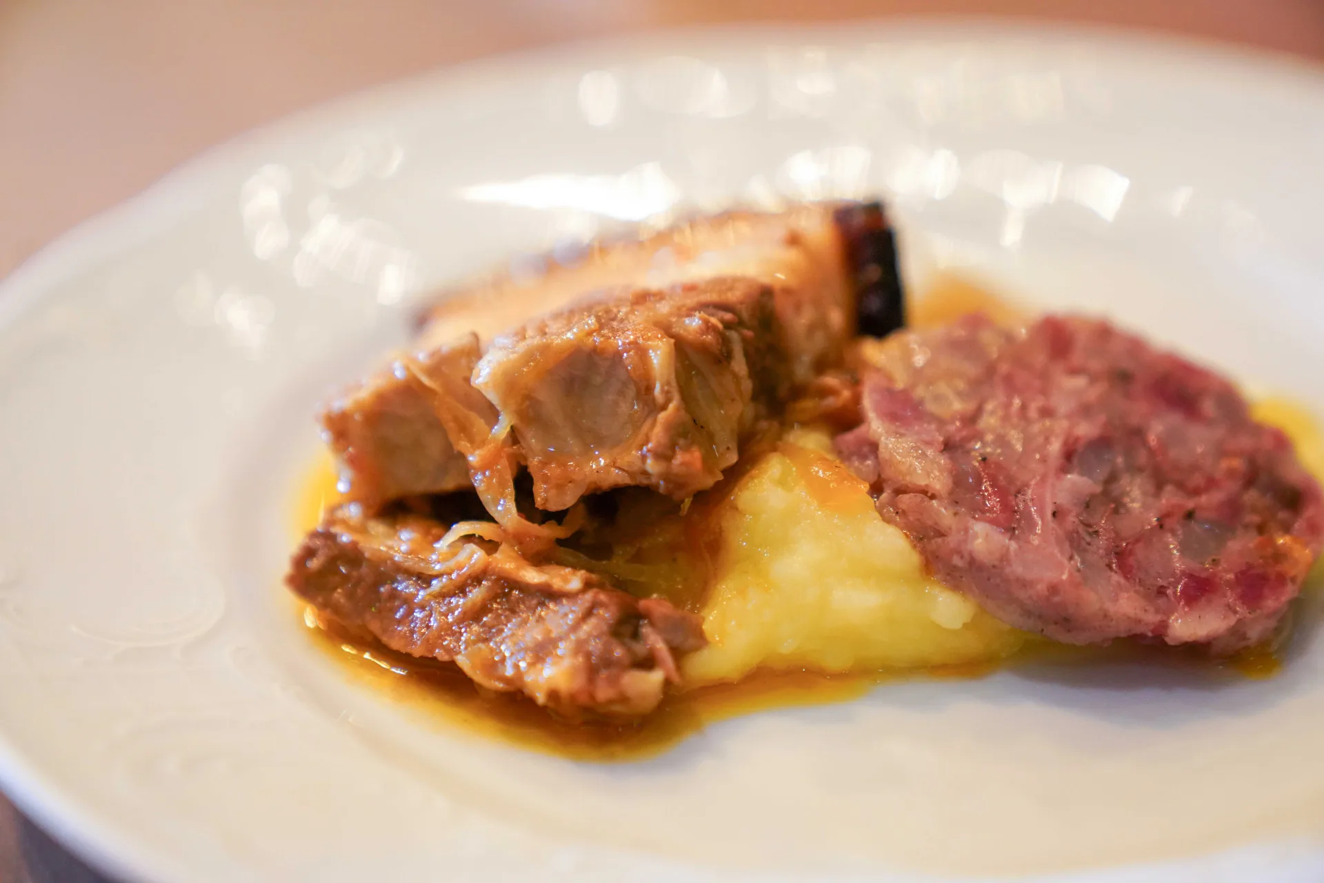 暮春入山林。封肉。德式酸菜。豬皮香腸與薯泥 (Pancetta di Maiale Brasata con U’Strattu e Crauti, Cotechino e Purea di Patate)。李台源攝