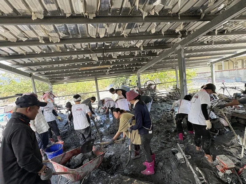 花蓮馬太鞍溪堰塞湖溢流重創光復鄉，「鏟子超人」成了當地最美風景；其中更有0403地震受災戶號召志工團到災區幫忙。宋育騰提供