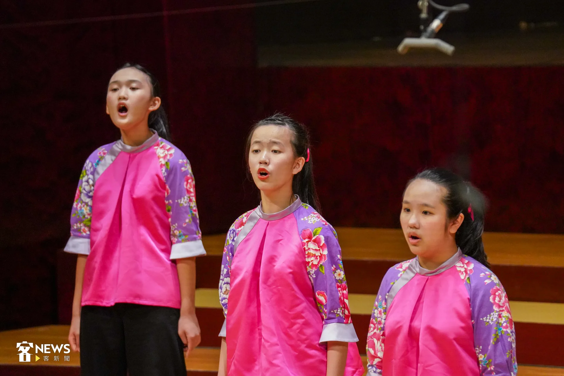 團員神色專注投入;演唱時伴隨輕微律動,嚴謹中又流露孩童的自在純真。洪藝晅攝