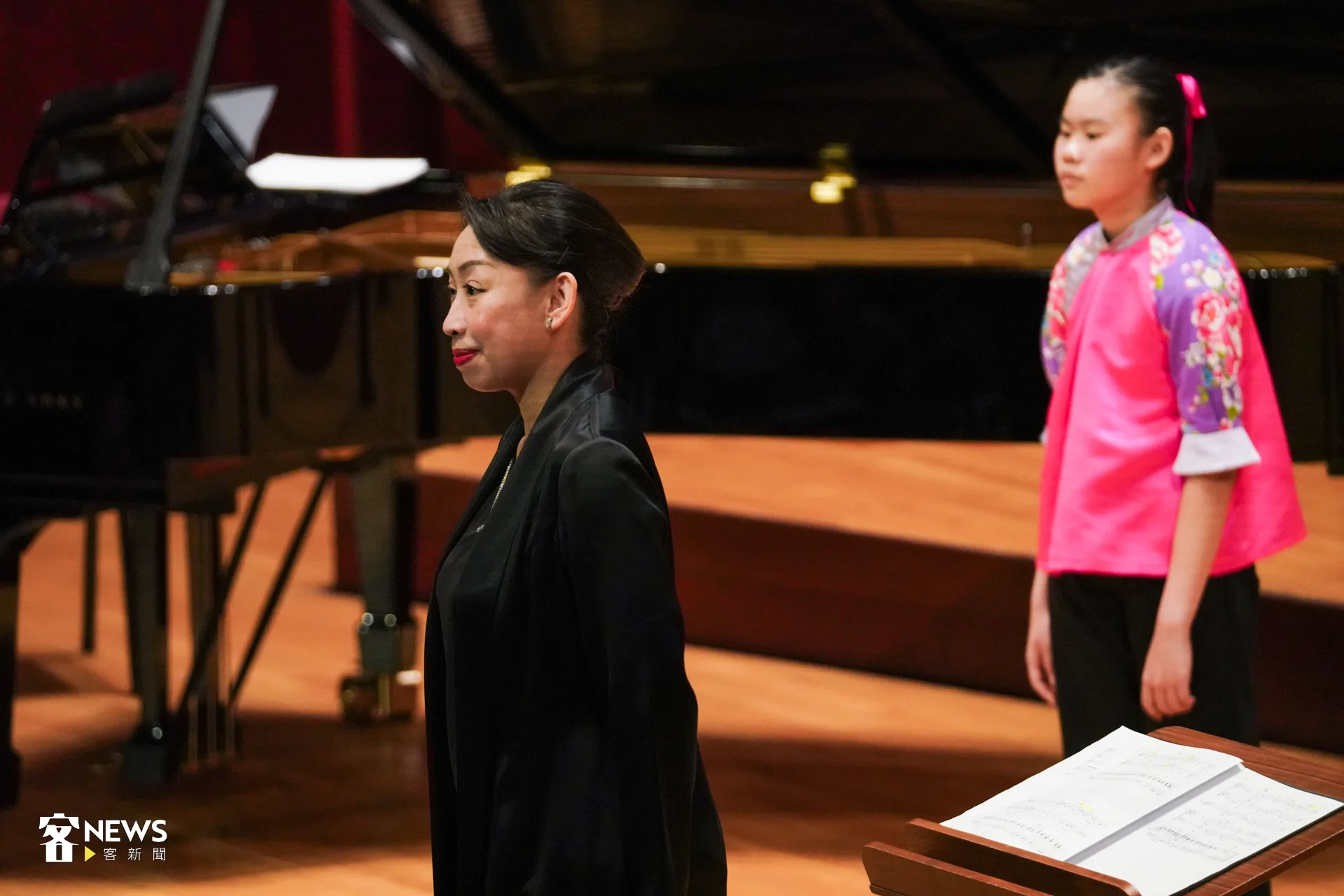 團長暨指揮彭孟賢在台上致謝作詞、編曲者,也特別感謝客家委員會、客傳會一路支持。洪藝晅攝
