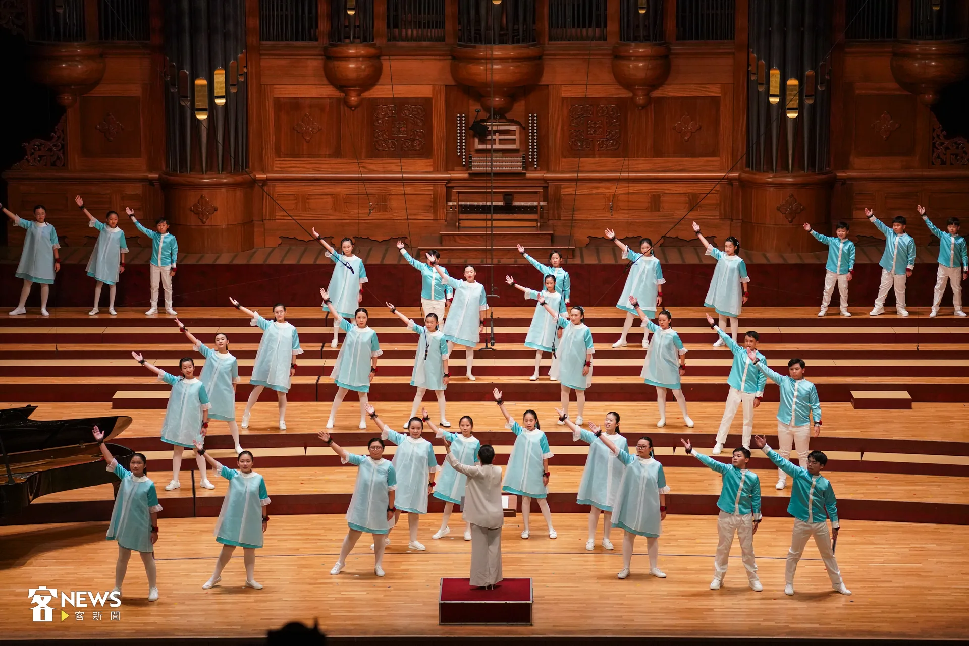 下半場,團員換上天藍與白色的服裝,轉以西方宗教音樂為主軸,演唱語言跨及英文、華語、拉丁文、芬蘭語、日文,細膩童聲唱出不同文化語境下的生命力。洪藝晅攝