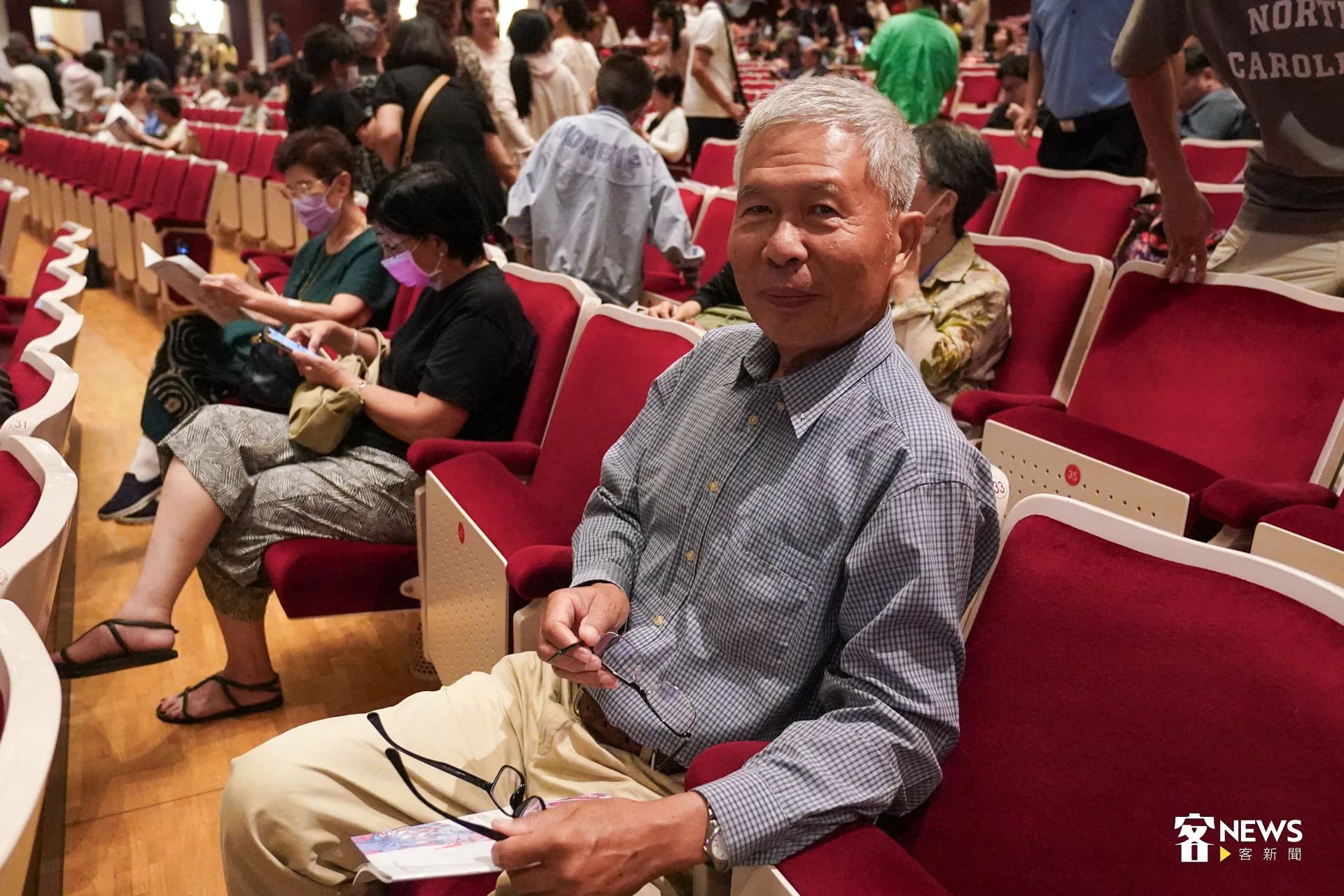 自小在東勢長大的林鼎駒,曾擔任舞台後場工作,十分懷念舞台歲月而前來聆聽國客兒演出。李宥妍攝