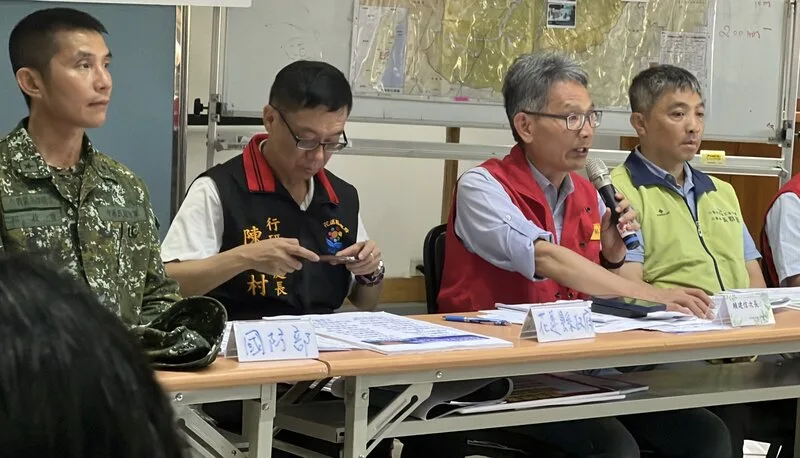 花蓮馬太鞍溪堰塞湖溢流中央災害應變中心前進協調所總協調官賴建信（右2）30日表示，光復鄉10月1日開始施打流感疫苗，除當地鄉民外，志工也納入。中央社