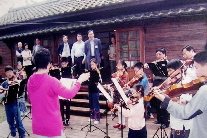 林昭亮與吳振偉攜美國友人返台。工研院院長史欽泰別安排「小工研人樂團」在庭院草坪演奏小提琴,迎接兩位名人的歸來。陳權欣攝
