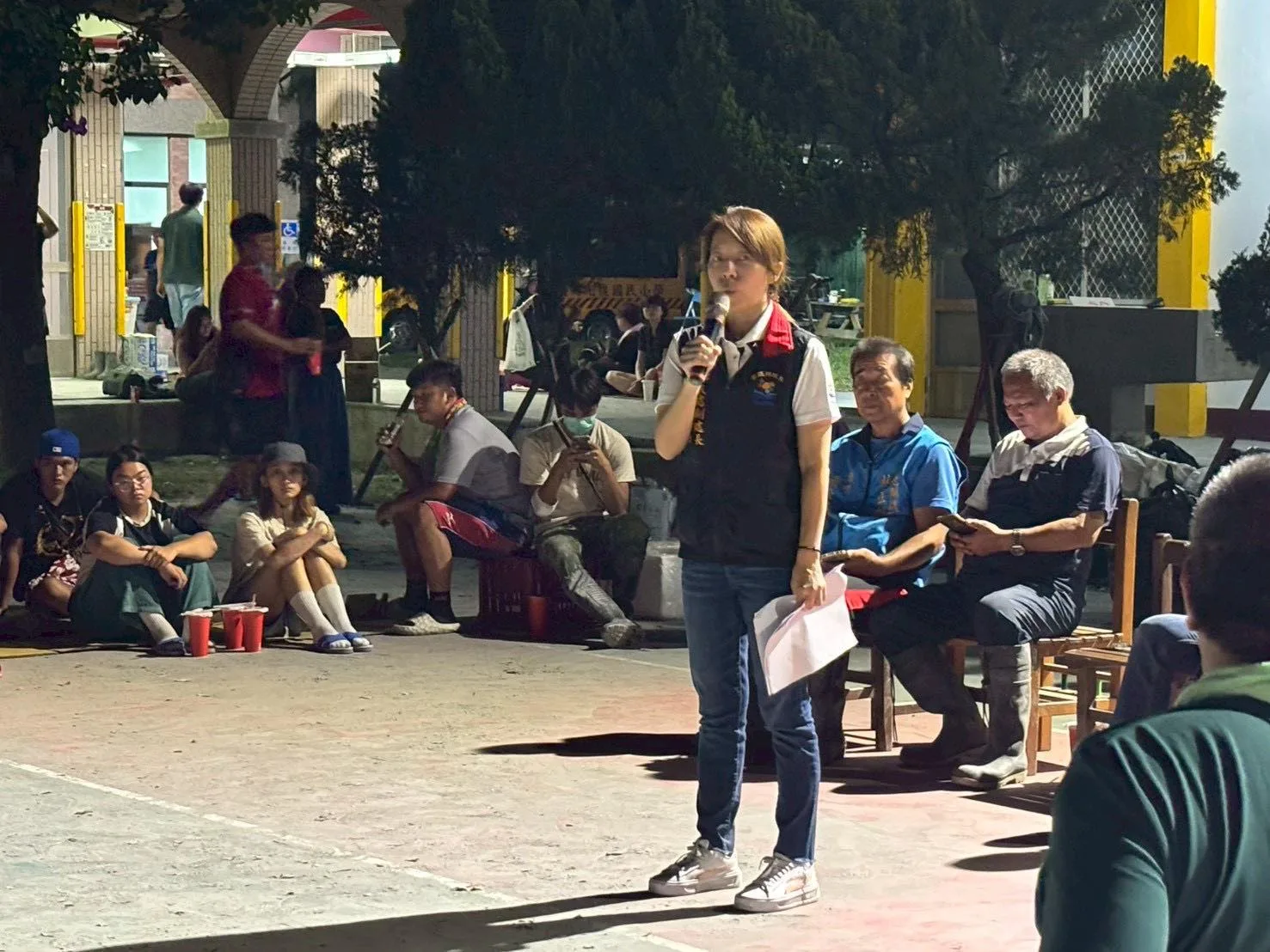 花蓮縣政府原民處與FATA’AN部落自救會昨天(30日)晚間在光復國小召開第一次災後應變計劃說明會。圖為花蓮縣政府原住民行政處副處長徐采瑤。翻攝Fata’an年祭 FB