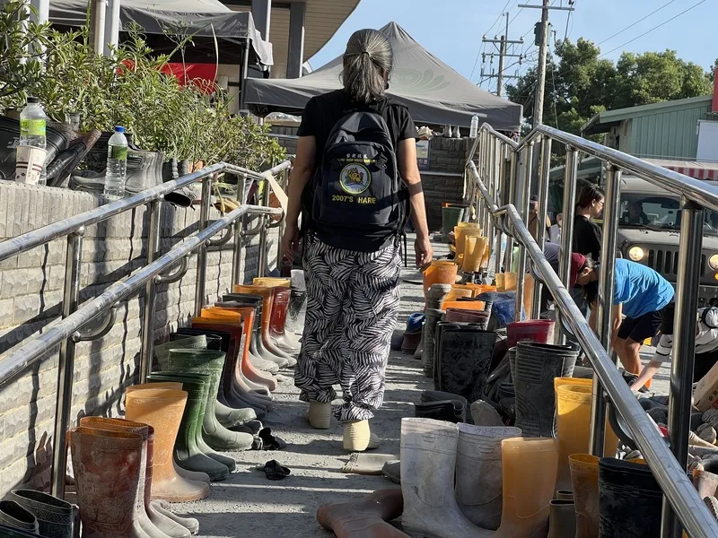 馬太鞍溪堰塞湖溢流重創光復鄉，1日光復火車站繼續有志工湧入，火車站旁有離開志工留下的各種型號雨鞋供後來者使用。中央社