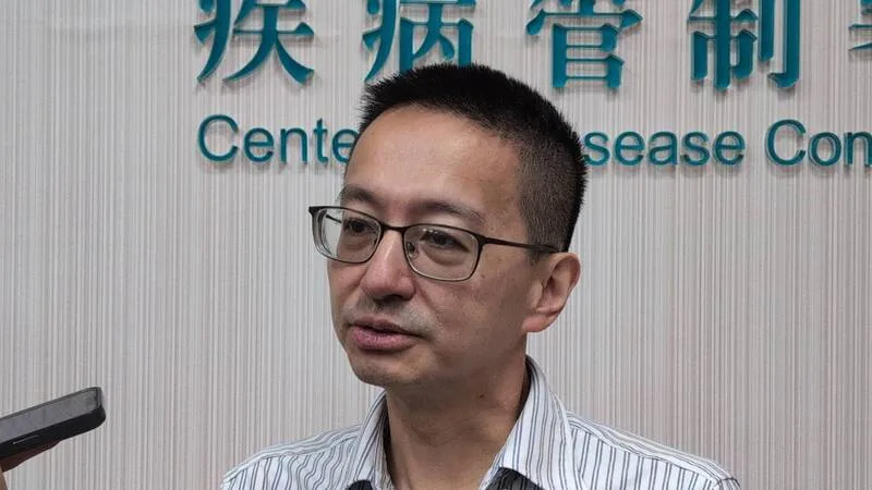 衛福部疾管署長羅一鈞（圖）1日提醒，肌肉過度使用恐造成橫紋肌溶解，提醒鏟子超人注意喝水休息。中央社