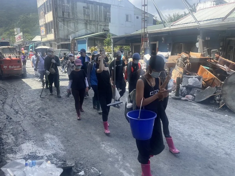 花蓮縣馬太鞍溪堰塞湖溢流重創光復鄉，災後復原路漫漫，27日為教師節連假首日，來自各地的「鏟子超人」志工們湧現，熱心協助災區復原。中央社