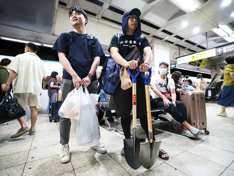 台北車站27日上午有民眾帶著鏟子等工具，準備搭乘台鐵加開列車班次前往花蓮縣光復鄉，協助復原工作。中央社