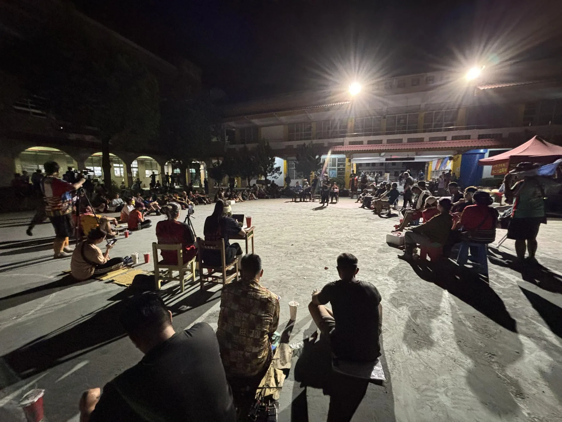 花蓮縣政府原民處與FATA’AN部落自救會昨天(30日)晚間在光復國小召開第一次災後應變計劃說明會。圖為自救會 Fata’an青年階層。翻攝Fata’an年祭 FB
