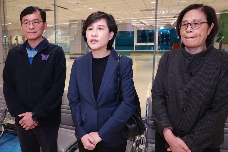 行政院副院長鄭麗君（中）日前赴美國談判對等關稅，1日凌晨搭機返台表示，談判團隊從未承諾晶片五五分，這次沒有討論，也不會答應這樣的條件。中央社