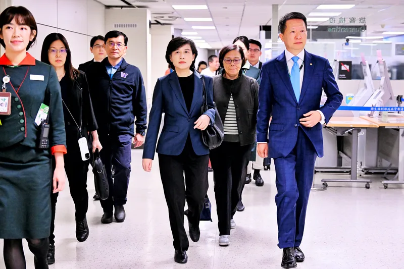 行政院副院長鄭麗君（前中）日前再度赴美國談判對等關稅，於1日凌晨搭乘長榮航空班機自美國返台。中央社